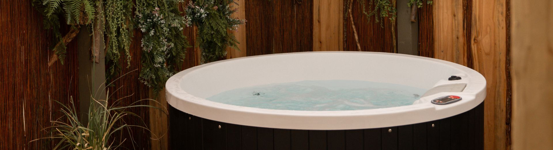 Hot tub in roe www.roeparkresort.com