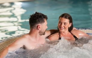Couple in hot tub www.roeparkresort.com